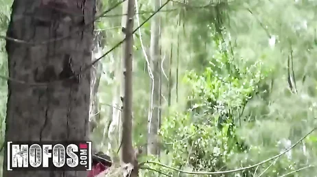 Reife Frau versteckt sich mit dem jungen Mann im Wald, um hart zu ficken
