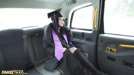 Festeggio la mia laurea facendo sesso con un bel tassista.