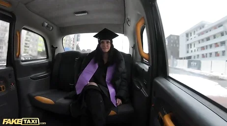 Festeggio la mia laurea facendo sesso con un bel tassista.
