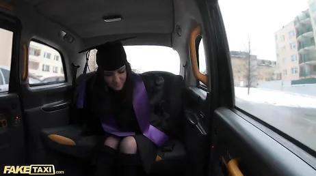 Festeggio la mia laurea facendo sesso con un bel tassista.