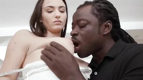 L'Espagnole Charlotte Lapiedra aime les grosses bites noires