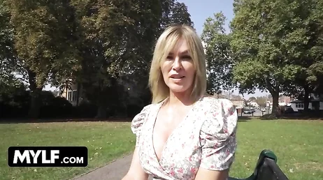 Maman se promène dans la maison en lingerie très sexy, quelle femme !!