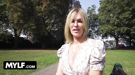 Maman se promène dans la maison en lingerie très sexy, quelle femme !!