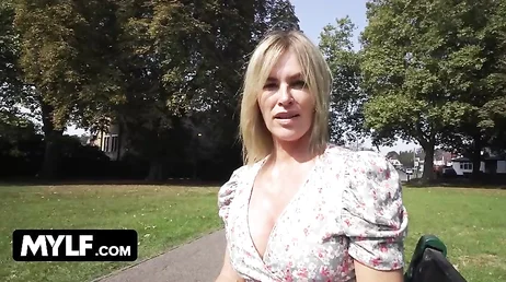Maman se promène dans la maison en lingerie très sexy, quelle femme !!