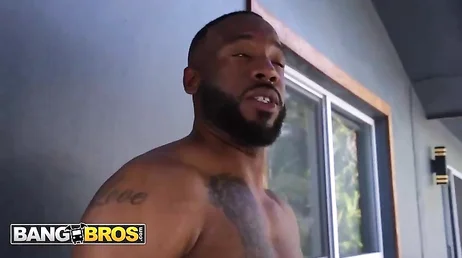 Black Amari Anne descend à la piscine pour montrer son corps, quelle dame