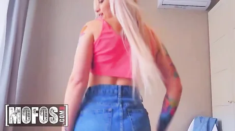 Novas amigas viciadas em sexo cibernético, a maravilhosa Leah Meow!!