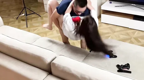 Íamos jogar console mas ele acabou comendo minha bucetinha macia