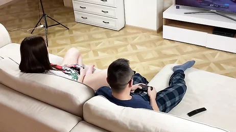Íamos jogar console mas ele acabou comendo minha bucetinha macia
