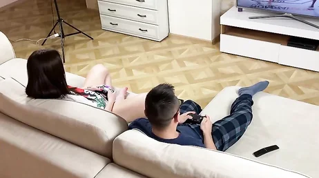 Íamos jogar console mas ele acabou comendo minha bucetinha macia