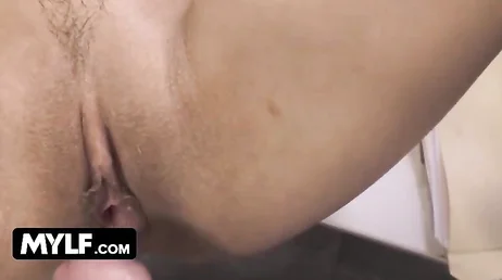 Zwingt der Polizist den Häftling, ihm einen Blowjob zu geben?