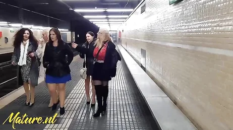 La soirée porno mère-fille promet vraiment beaucoup.