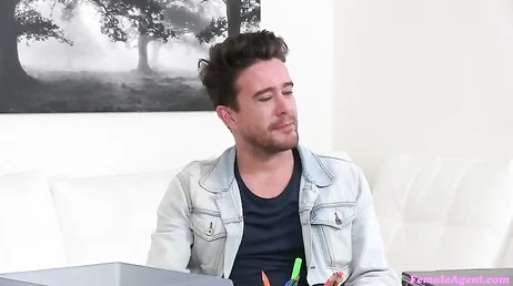 Ich mache mich auf Jobsuche und werde am Ende von dem reifen Interviewer verarscht.