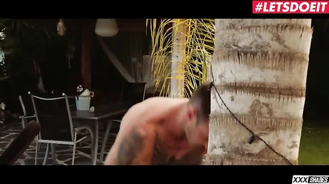 Ich kann es nicht glauben, sie lecken Mamas Muschi im Pool.