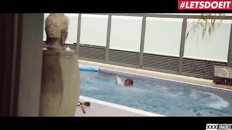 Ich kann es nicht glauben, sie lecken Mamas Muschi im Pool.