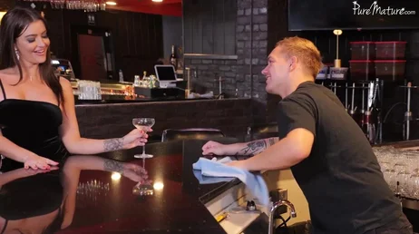 La mamma si annoia e decide di flirtare e scopare con il giovane cameriere al bar