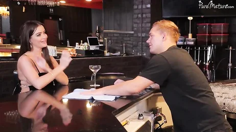 La mamma si annoia e decide di flirtare e scopare con il giovane cameriere al bar