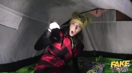 La mia matrigna si intrufola nella mia tenda e mi mangia la figa