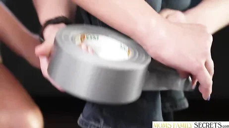 Il vestito che indossa le ha appena giocato un brutto scherzo.