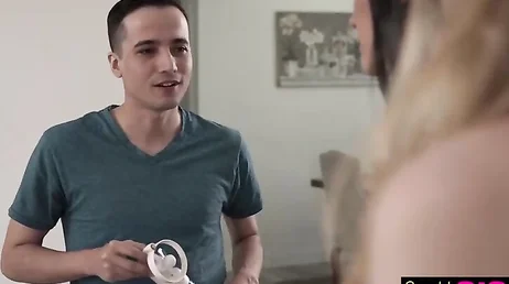 Non guardarmi così, è tua sorella, dille di lasciarsi succhiare per un po'.