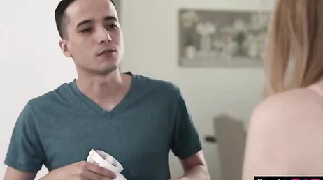 Non guardarmi così, è tua sorella, dille di lasciarsi succhiare per un po'.