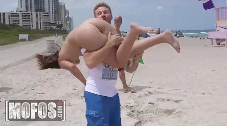 J'essaie de flirter avec deux amis qui s'amusent sur la plage.