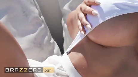 J'ai mon cul prêt pour que mon salaud de voisin me baise.
