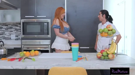 Tenho a sensação de que a mamãe quer comer minha banana!!