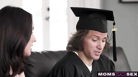 Indosso un vestito sexy alla laurea del mio figliastro