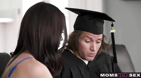 Indosso un vestito sexy alla laurea del mio figliastro
