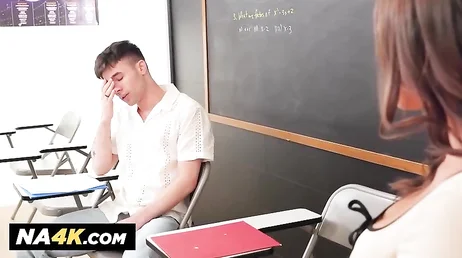 Reife Lehrerin lässt sich von einem ihrer Schüler im Unterricht in die Muschi ficken