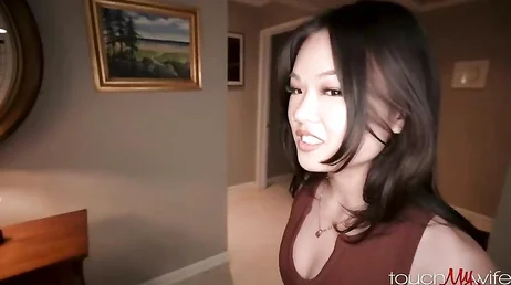 Che cazzo grosso sta mangiando questa tenera donna asiatica.