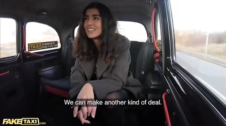 Una giovane ragazza pakistana finisce per essere scopata a testa in giù da quel tassista...
