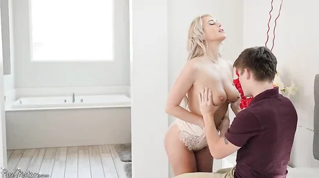 En fouillant dans les tiroirs de lingerie, il découvre un énorme gode.