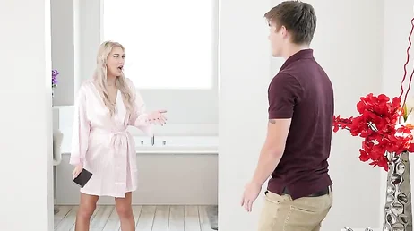 En fouillant dans les tiroirs de lingerie, il découvre un énorme gode.