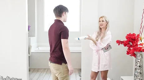 En fouillant dans les tiroirs de lingerie, il découvre un énorme gode.
