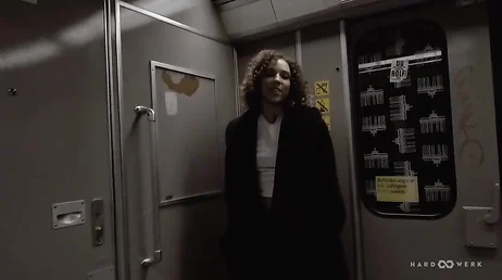 Une fille allemande aux cheveux bouclés meurt d'envie de faire une orgie