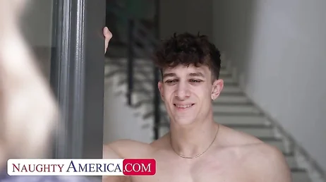 Vou visitar minha filha e o namorado dela abre a porta... sem camisa: meu Deus!!