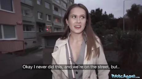 Die Frau, die einen Freund hatte und behauptete, treu zu sein, lässt sich von einem Fremden auf der Straße ficken.