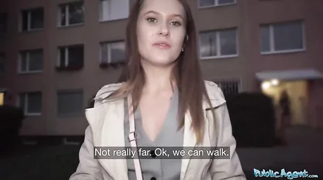 Die Frau, die einen Freund hatte und behauptete, treu zu sein, lässt sich von einem Fremden auf der Straße ficken.