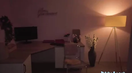 Die Frau, die einen Freund hatte und behauptete, treu zu sein, lässt sich von einem Fremden auf der Straße ficken.