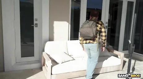 Der Nachbar spioniert dieser MILF nach, während sie auf der Couch im Wohnzimmer masturbiert