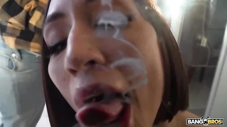 Der Nachbar spioniert dieser MILF nach, während sie auf der Couch im Wohnzimmer masturbiert