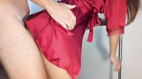 Vous pouvez voir le cul et la chatte de la nouvelle bonne quand elle se penche... quelle cochonne elle m'excite... !!