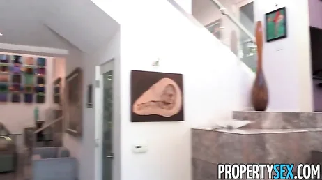 The agency's saleswoman has incredible tits: my eyes are wandering!