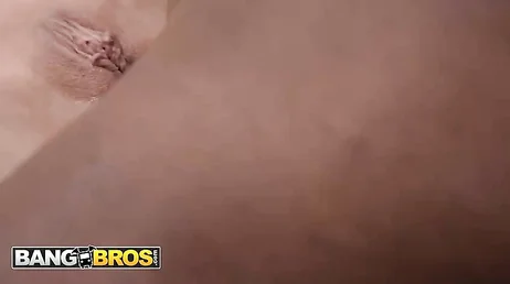 Mi inginocchio, voglio vedere se quel cazzo enorme è vero!!