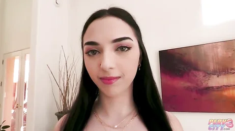 A primeira cena XXX dela é uma daquelas fodas anais que te assustam