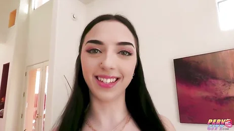 A primeira cena XXX dela é uma daquelas fodas anais que te assustam