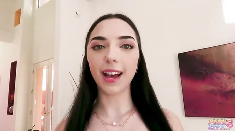 A primeira cena XXX dela é uma daquelas fodas anais que te assustam