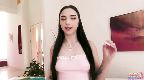 A primeira cena XXX dela é uma daquelas fodas anais que te assustam