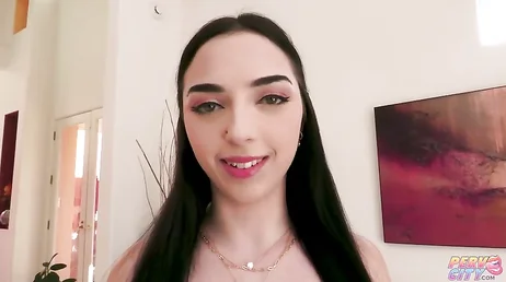 A primeira cena XXX dela é uma daquelas fodas anais que te assustam